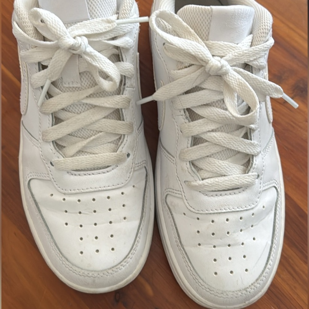 GENTLY USED!! White Nike Court 5y
